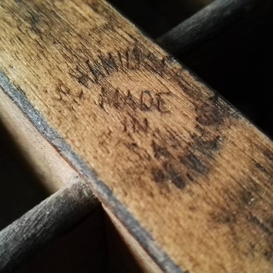 Antiguas marcas que aparecen en los cajones restaurados del taller.
(The Hamilton Mfg.Co. Two Rivers Wisconsin - Made un USA)
Principal proveedor de tipografía de madera, muebles y accesorios para las imprentas tipográficas en las Américas