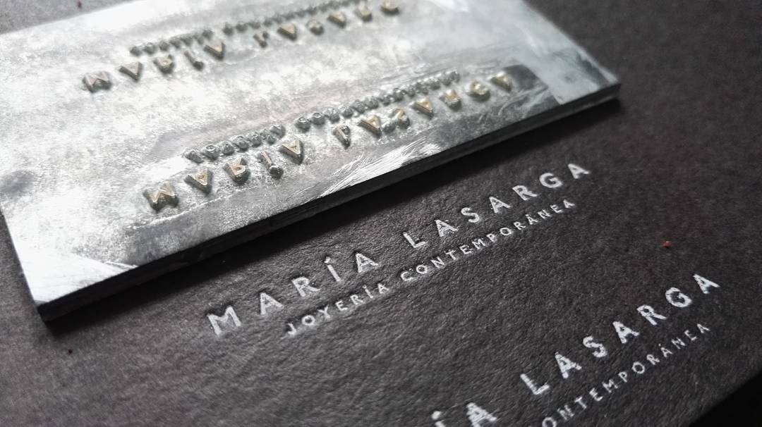 Clisé de metal + foil stamping blanco para empaque @marialasarga joyería de autor